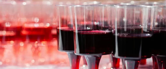 Diversi calici vicini tra loro pieni di "ratafià" un liquore sciropposo fatto di ciliegie selvatiche