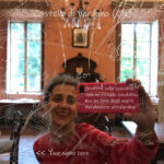 Castello di Verduno (provincia di Cuneo): selfie di Daniela Ferrando nello specchio antico della sala ristorante, coperto di graffiti che sembrano le firme sul libro degli ospiti.