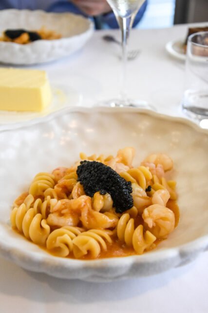 Un piatto di fusilli con bisque e completato con il caviale.