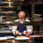 Lo chef Marco Sacco mentre è concentrato a completare un piatto