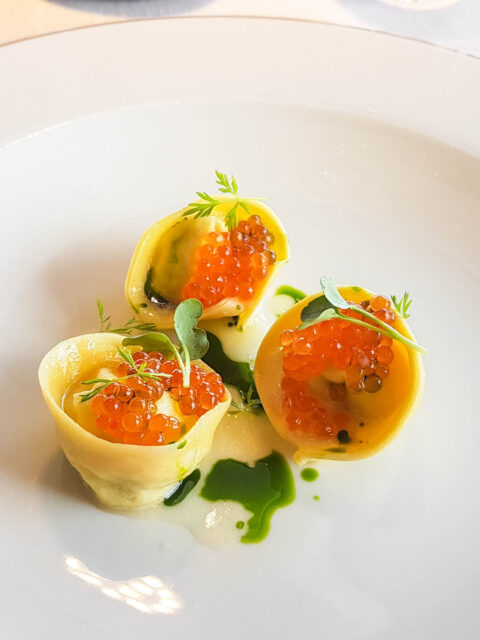 Un piatto con 3 tortelli con salmerino, seirass, aneto e uova di trota