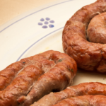 Un piatto con dentro dei rotolini di salsiccia pugliese