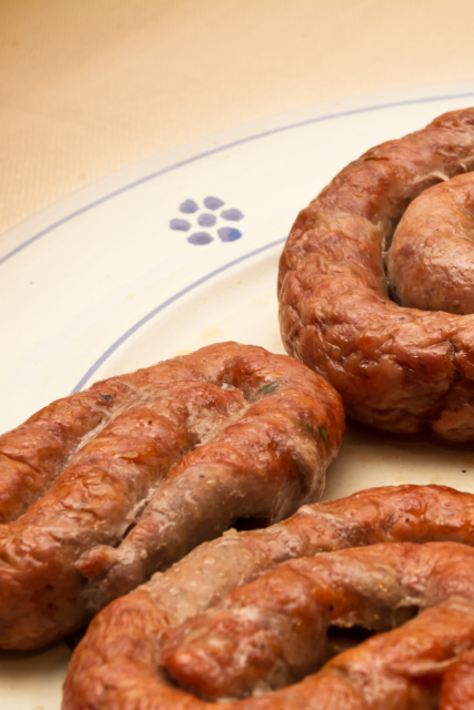 Un piatto con dentro dei rotolini di salsiccia pugliese