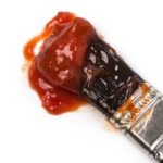 pennello impregnato di salsa barbecue su sfondo bianco