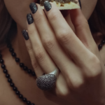 Una donna mette in bocca un crostino con il caviale