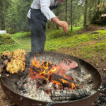 Lo chef Theodor Falser che cucina sul grande braciere