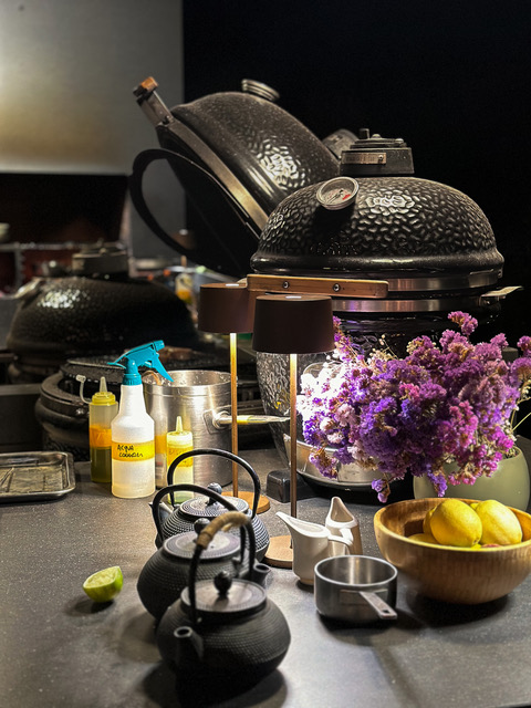 2 Kamado in una cucina, in mezzo ad altri utensili