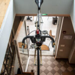 Bici appesa sopra un ingresso