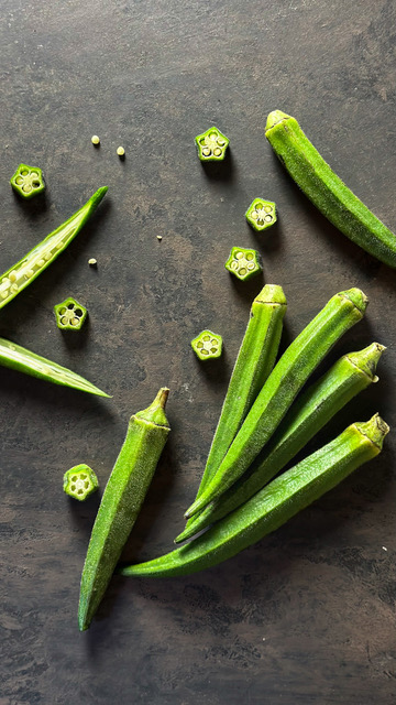 okra sparsa su un tavolo