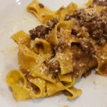 Tagliatelle con ragù di salsiccia e funghi