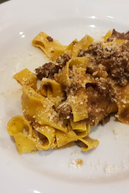 Tagliatelle con ragù di salsiccia e funghi