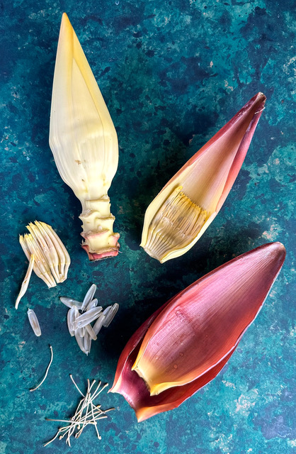 Fiore di banano diviso in due