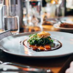un piatto con salmone e insalatina su una tavola apparecchiata di un ristorante