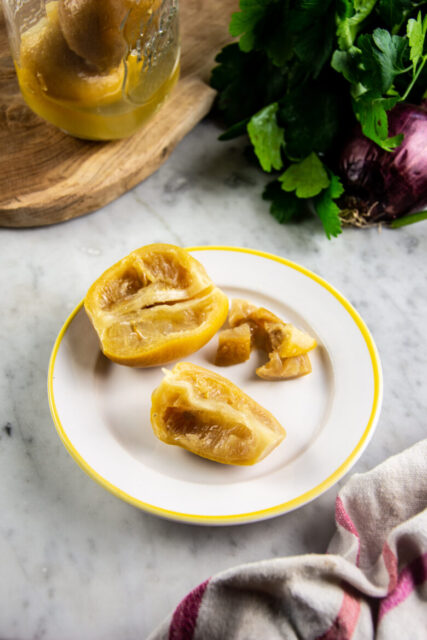Un piatto con dentro un limone confit tagliato in 3 pezzi