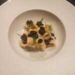 piatto con tubetti tiepidi, caviale