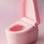Wc giocattolo rosa su sfondo rosa