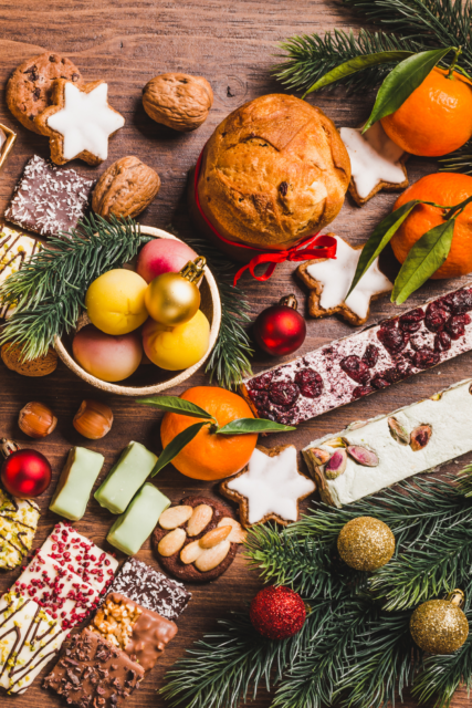 Una tavola con tanti dolci di Natale