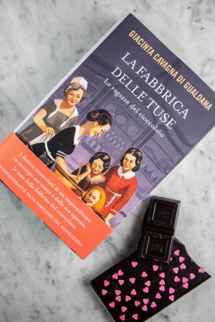 Il libro con accanto una tavoletta di cioccolato con i cuori di zucchero