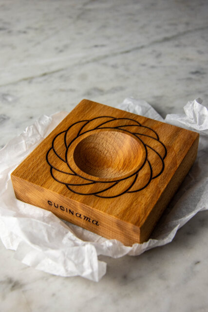 Forma pasta in legno con decoro creativo