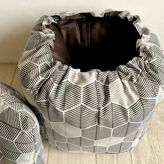 Un cubo fatto di lana in cui mettere le pentole