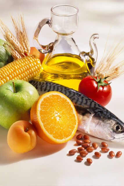 ingredienti della dieta mediterranea su un piano bianco