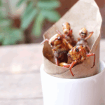cartoccio con insetti fritti