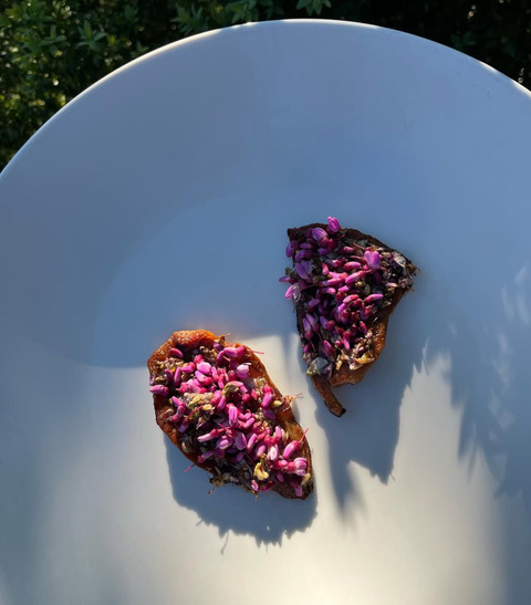 Chef Ashleigh Shanti_Ali di coniglio laccato, fiori primaverili in miele salato, aceto di cachi e succo di patata dolce murasaki