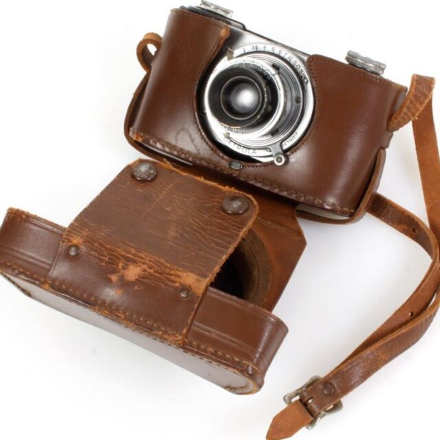 il gesto Emanuele Bonato macchina fotografica vintage